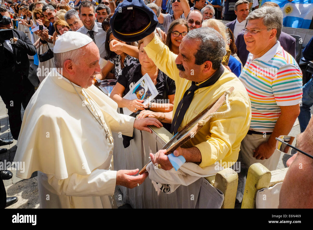 Pope hat hi-res stock photography and 