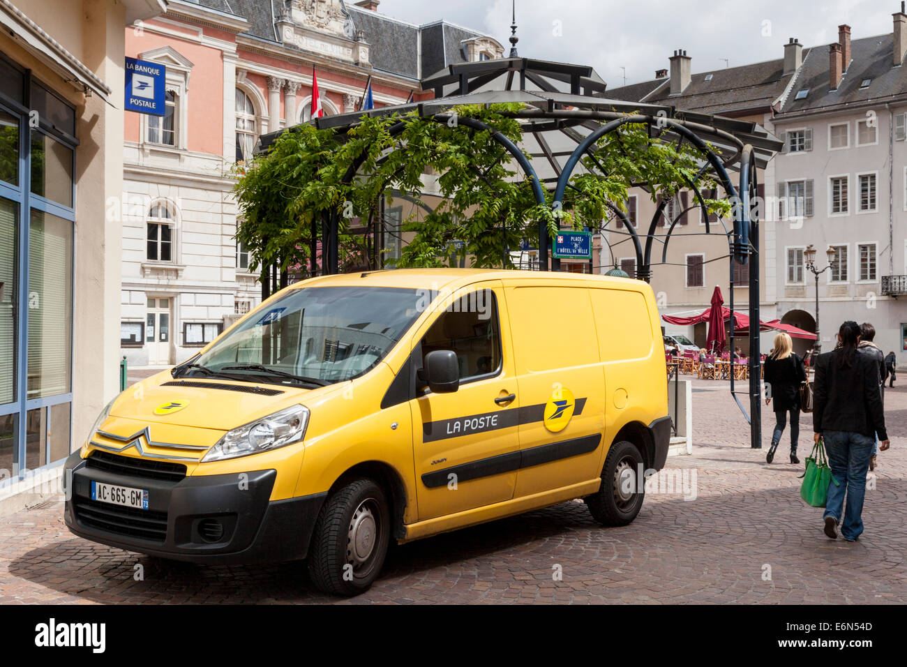 Yellow post van hi-res stock photography and images - Alamy