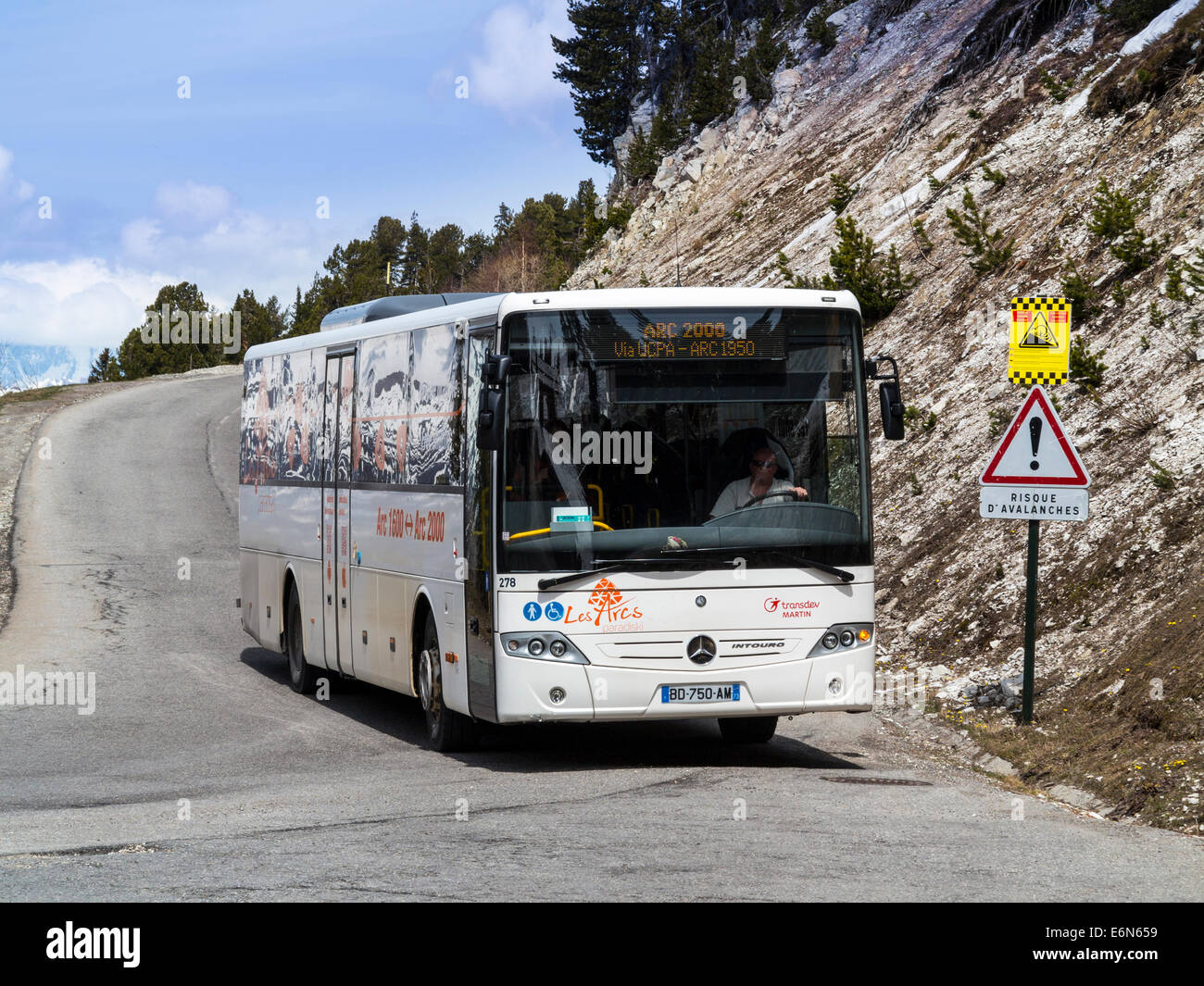 Les Arcs free transfer bus between Les Arcs 1650 and Les Arcs 2000, Savoie, France Stock Photo