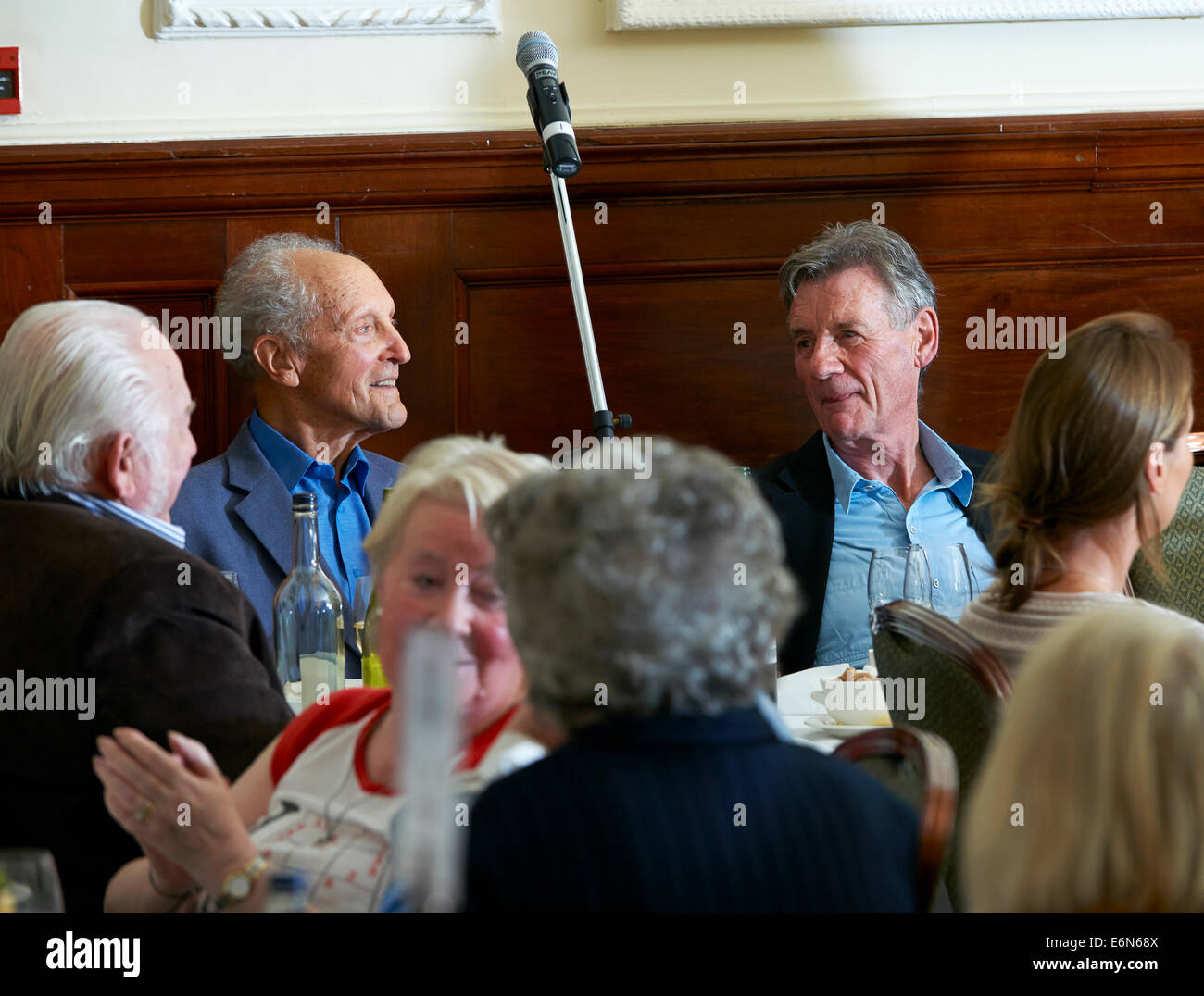 Dr Stephen Weiss talks with Michael Palin at the Oldie literary Lunch 01/10/13 Stock Photo