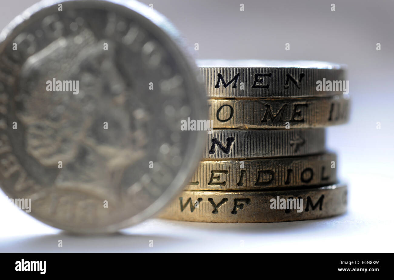 BRITISH ONE POUND COINS WITH EDGE LETTERS SPELLING 'MONEY' RE WAGES INCOMES MORTGAGES CURRENCY HOUSEHOLD BUDGETS CASH SAVINGS UK Stock Photo
