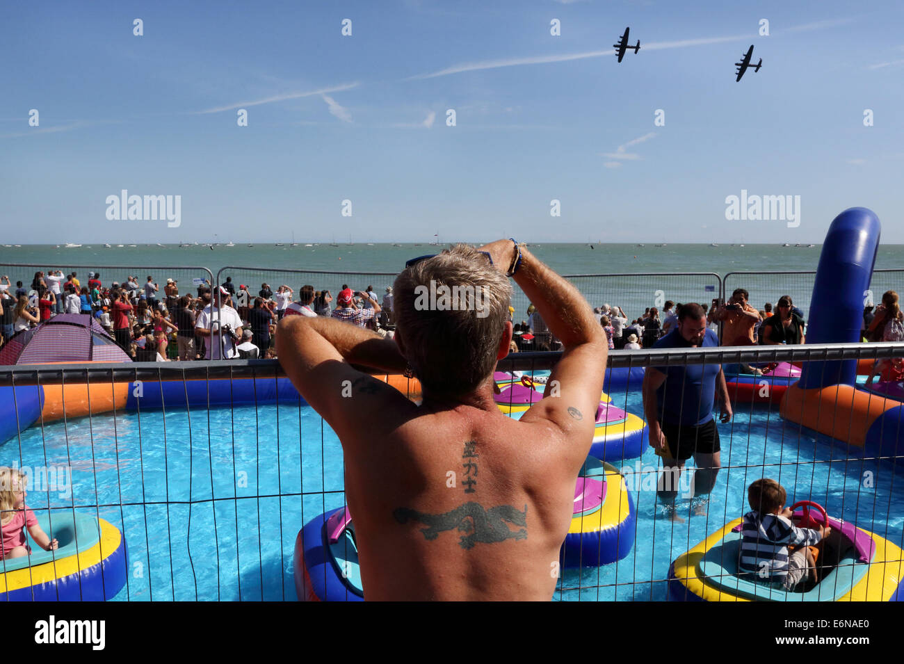 Crowds on the beach enjoy the sunshine during the Aibourne air display in Eastbourne, Sussex, England,  Photo : Pixstory / Alamy Stock Photo