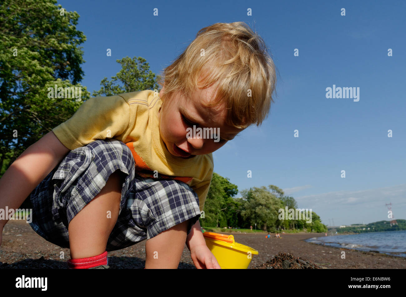 Child bucket and spade hi-res stock photography and images - Alamy