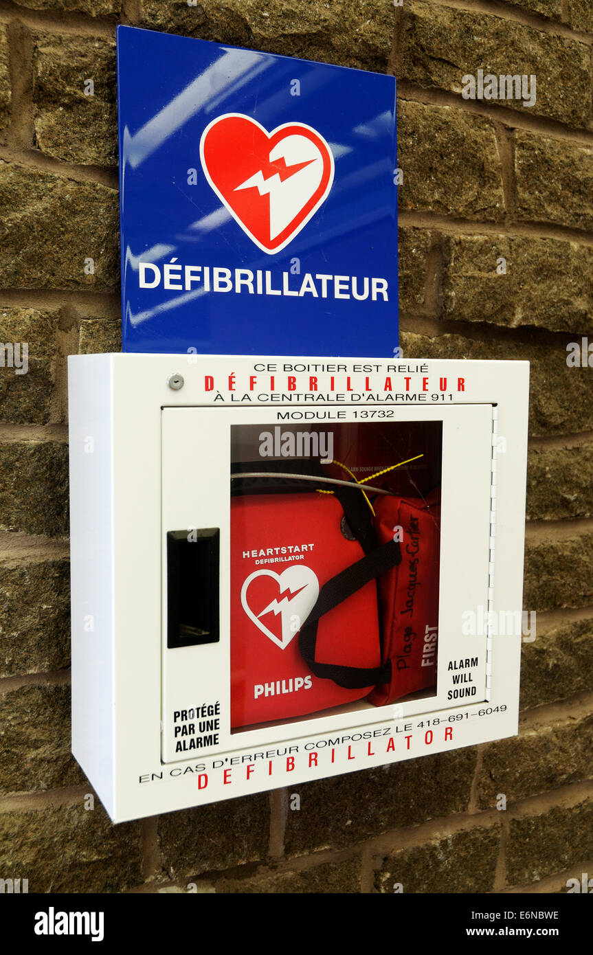 A defibrillator in Quebec, labelled in French and English Stock Photo