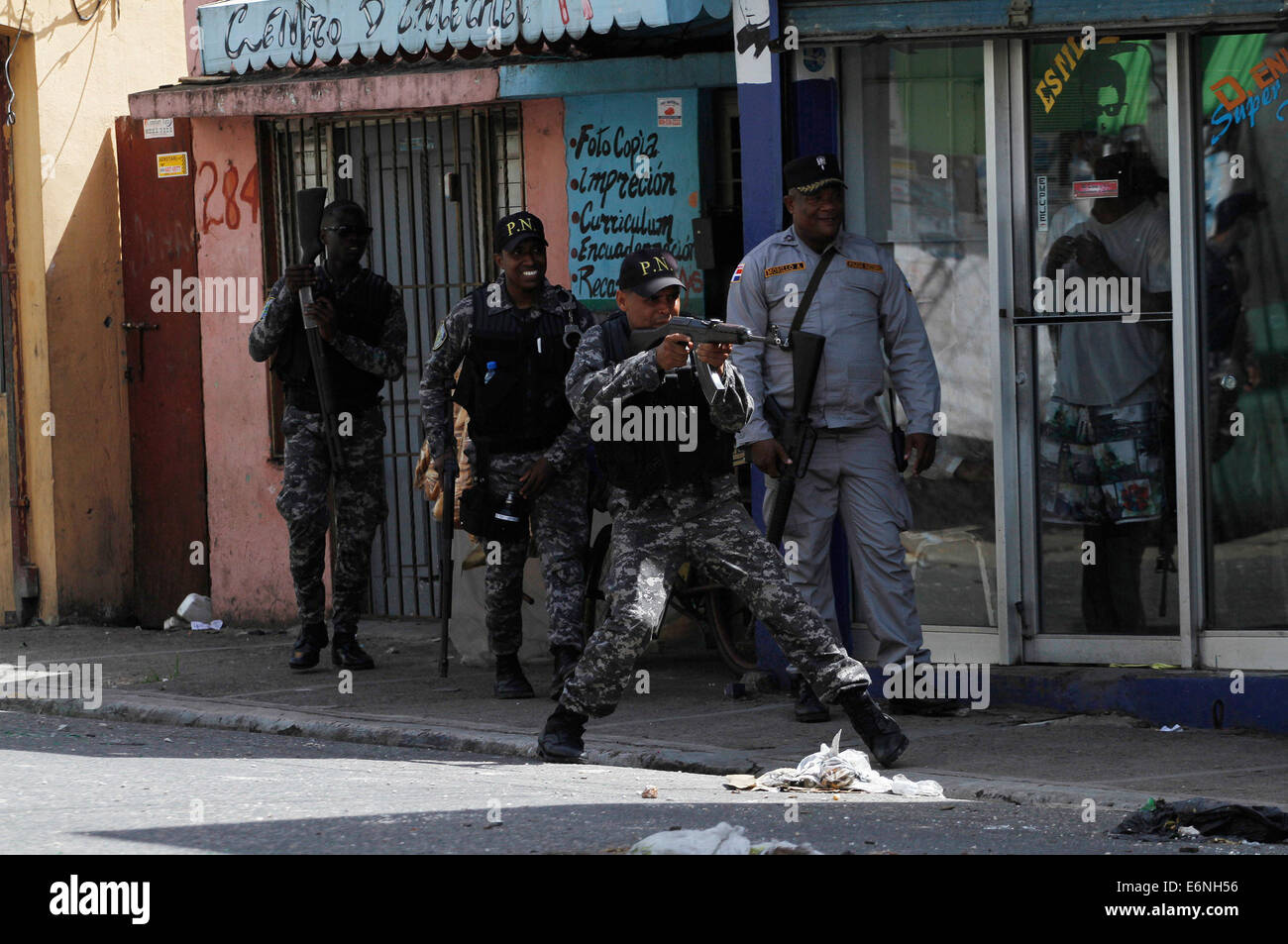 Santo Domingo, Dominican Republic. 27th Aug, 2014. Police try to