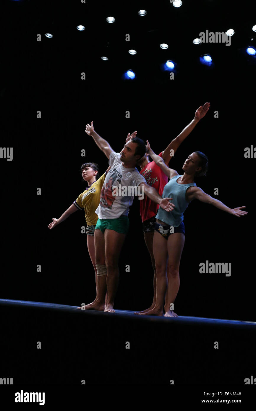 (140828) -- DUSSELDORF, Aug. 28, 2014 (Xinhua) -- Dancers from 'Ballet Preljocaj' perform 'Empty Moves' during the opening ceremony of the International Dance Fair Dusseldorf at the Capitol Theater in Dusseldorf, Germany, on Aug. 27, 2014. (Xinhua/Luo Huanhuan) Stock Photo
