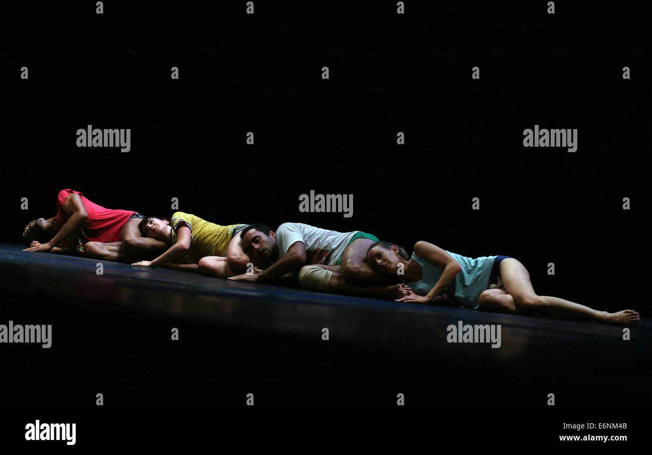 (140828) -- DUSSELDORF, Aug. 28, 2014 (Xinhua) -- Dancers from 'Ballet Preljocaj' perform 'Empty Moves' during the opening ceremony of the International Dance Fair Dusseldorf at the Capitol Theater in Dusseldorf, Germany, on Aug. 27, 2014. (Xinhua/Luo Huanhuan) Stock Photo