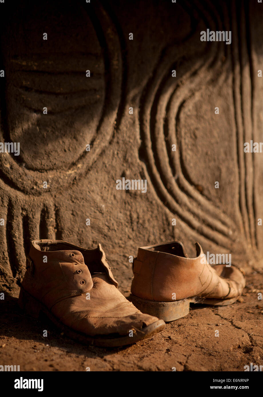 Old Shoes In Front Of An Anuak Traditional Hut In Abobo, The Former Anuak King Village, Gambela Region, Ethiopia Stock Photo