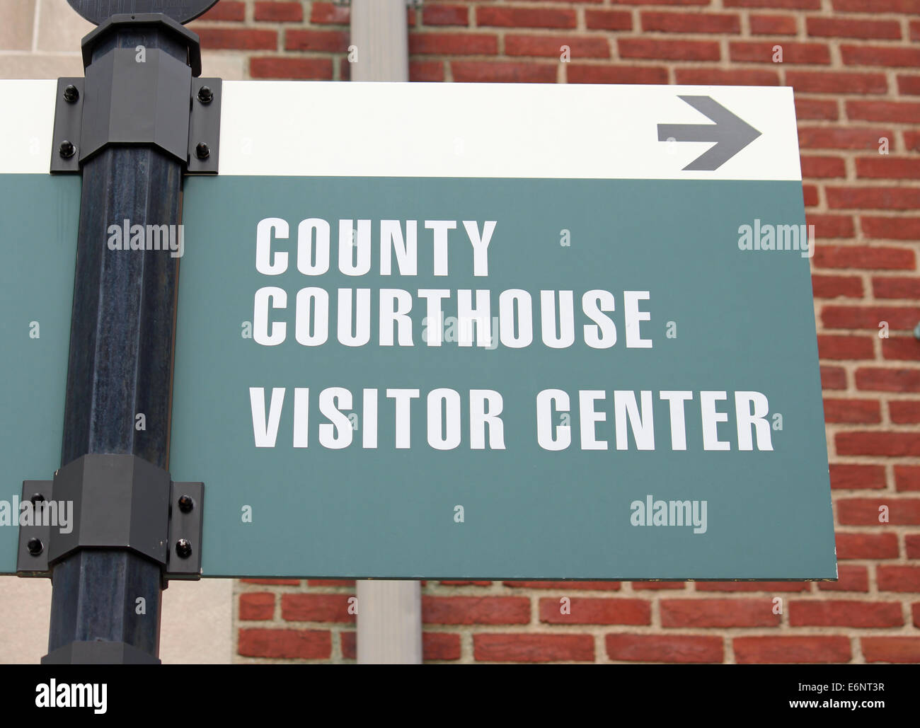 A green and white sign reading County Courthouse and Visitor Center Stock Photo