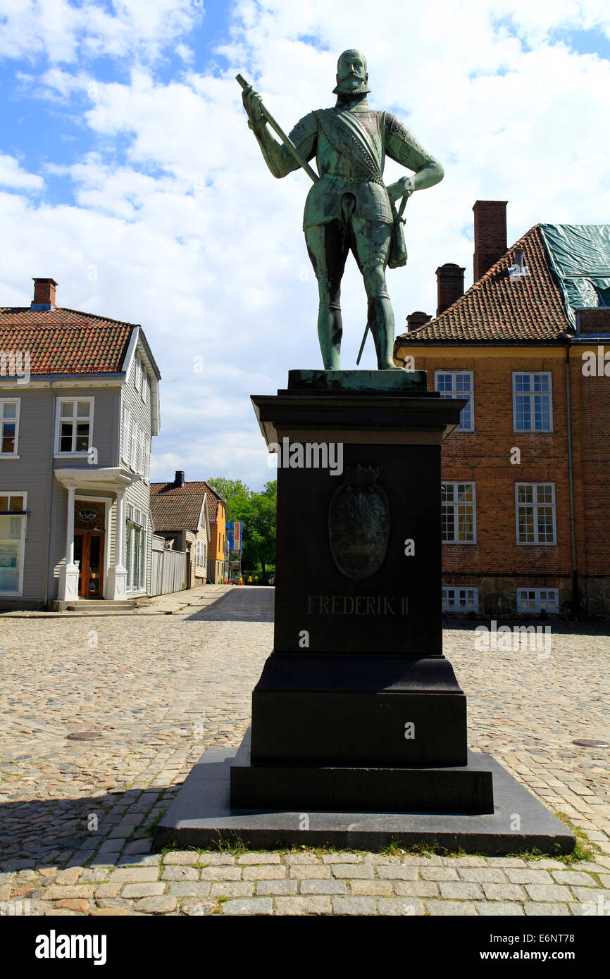 Kongens Torv (the king's market) with the statue of Frederik II in the fortress town Gamlebyen on the east bank of the river Glomma. Photo: Klaus Nowottnick Date: June 02, 2014 Stock Photo