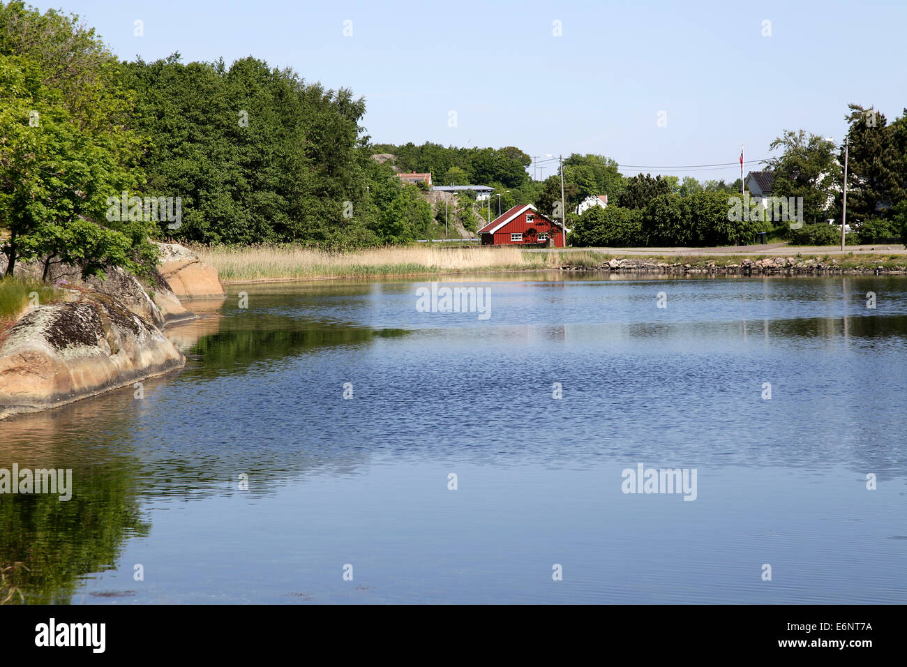 Idyllic scenery of water and cottages in Hvasserveien, which belongs to the municipality of Sandefjord in Norway. Photo: Klaus Nowottnick Date: 01.06.2014 Stock Photo