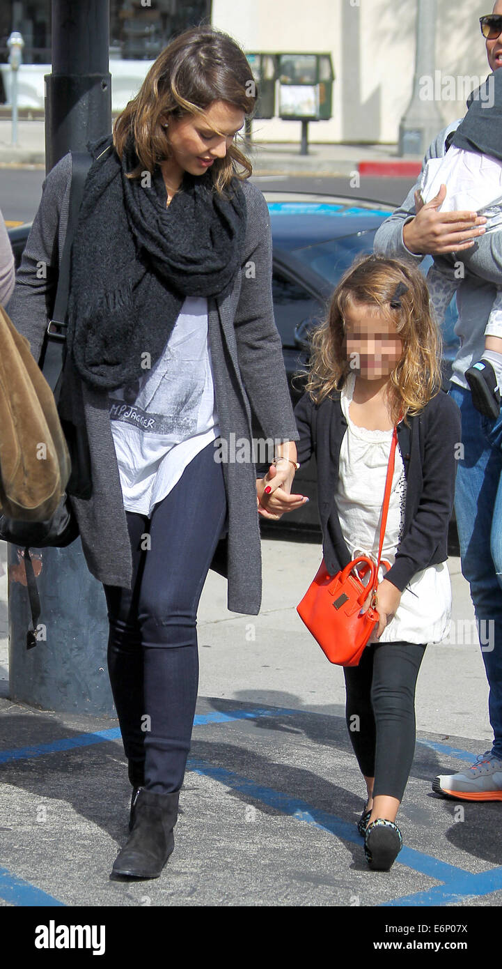 Jessica Alba Husband Cash Warren And Their Daughters Go Out To Stock Photo Alamy