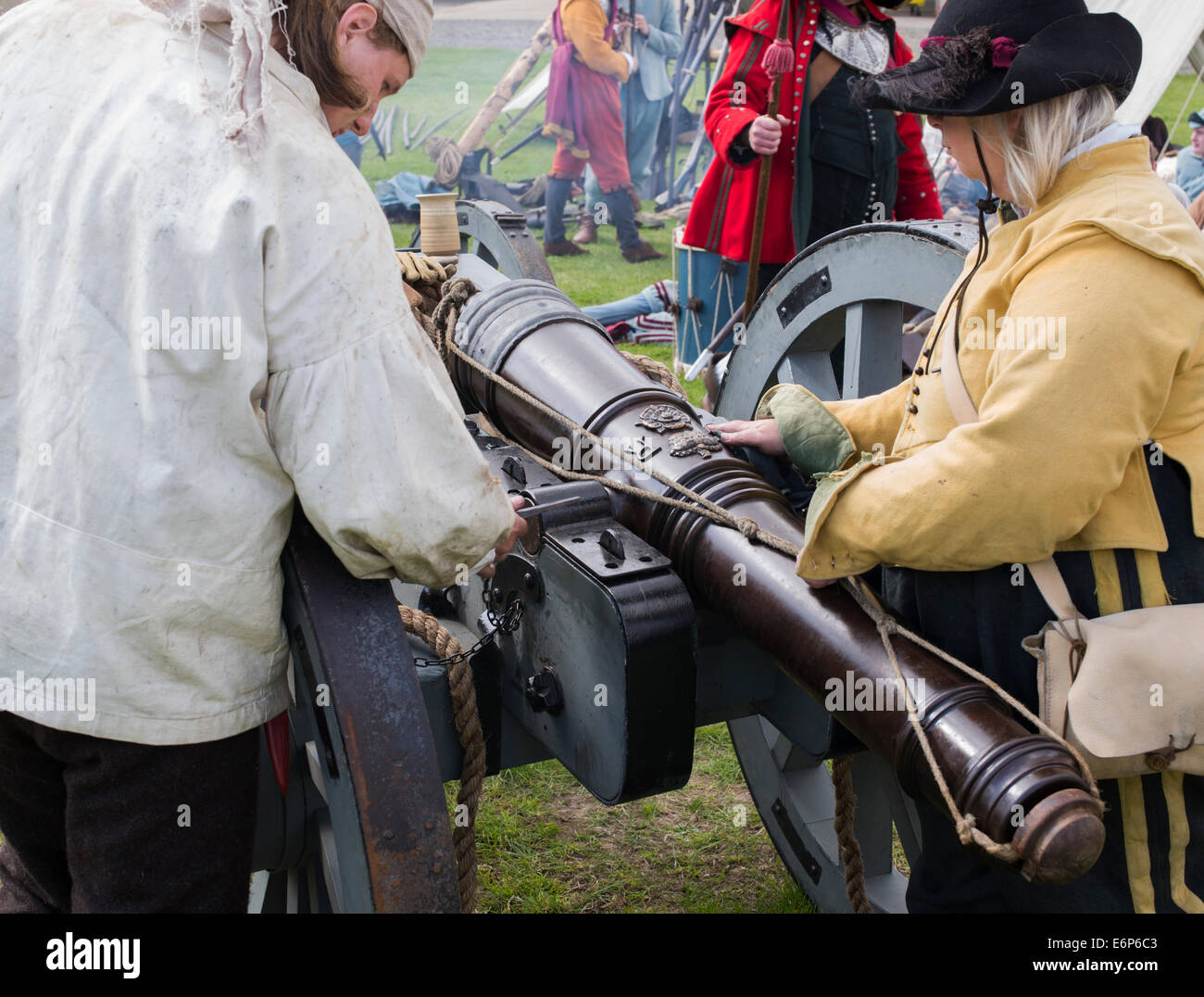 Sir William Pennymans Regiment. English Civil War. Royalist Army cleaning a canon at a Reenactment Military Show. UK Stock Photo