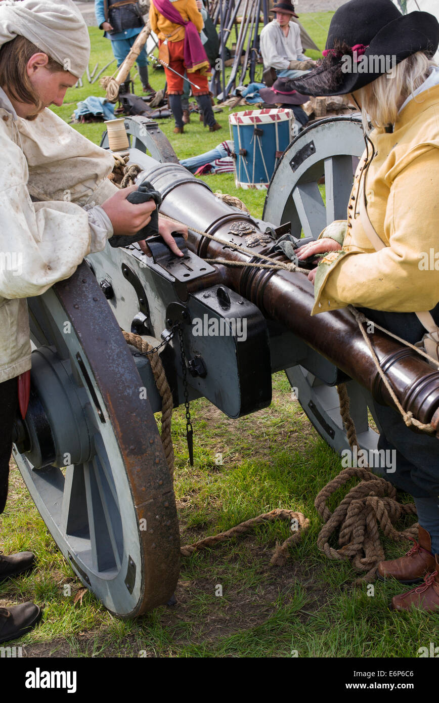 Sir William Pennymans Regiment. English Civil War. Royalist Army cleaning a canon at a Reenactment Military Show. UK Stock Photo
