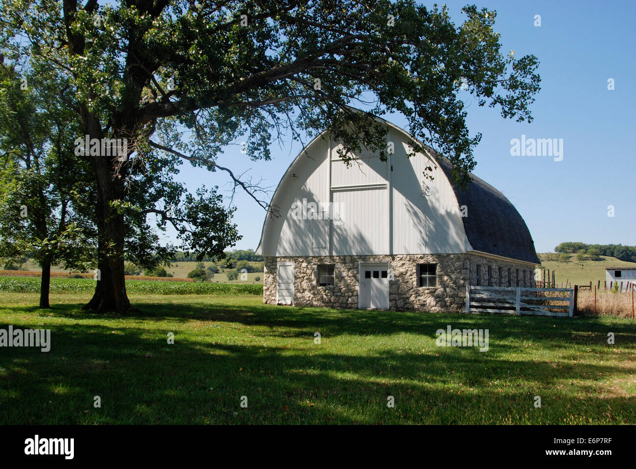 USA, Kansas. White Barn Stock Photo Alamy