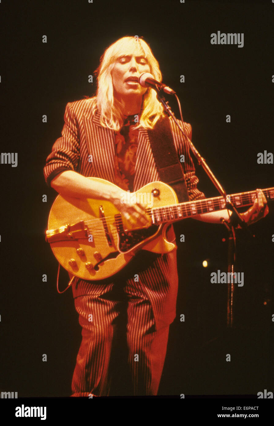 JONI MITCHELL Canadian singer in 1974 Stock Photo Alamy