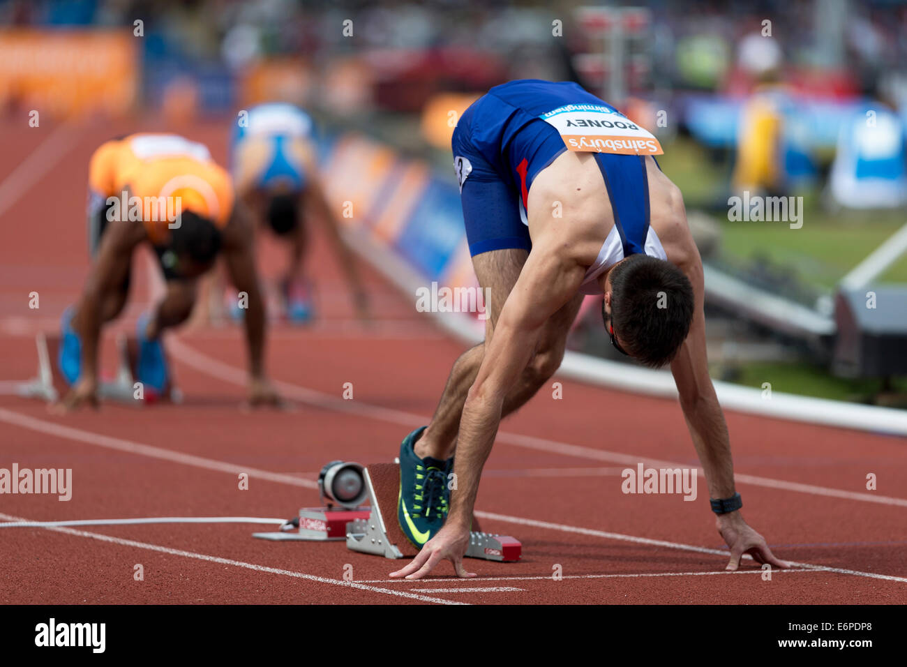 400 meter race start hi-res stock photography and images - Alamy