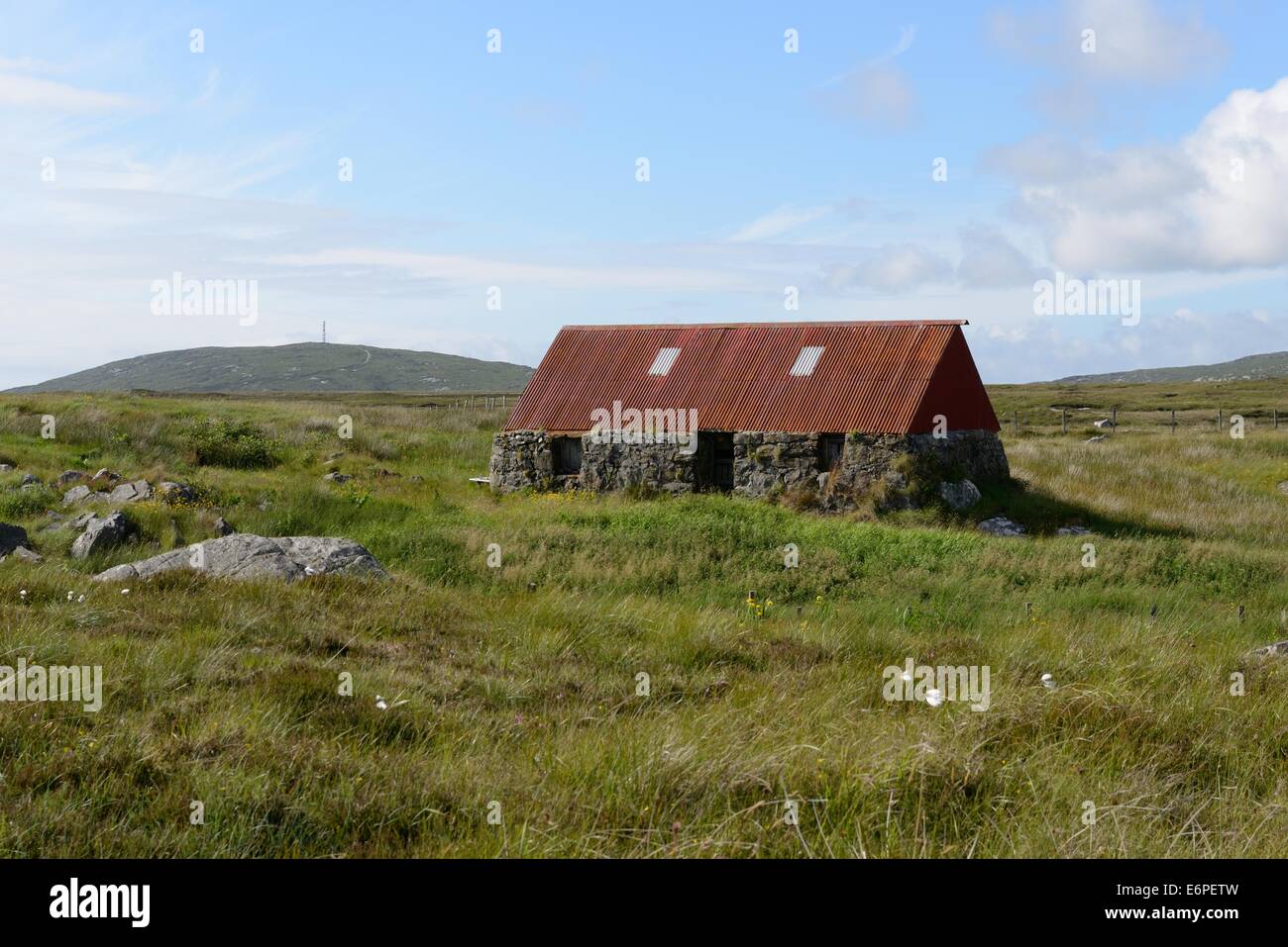 A small shieling with rusting roof on the peat moors of the Outer Hebrides, Scotland Stock Photo