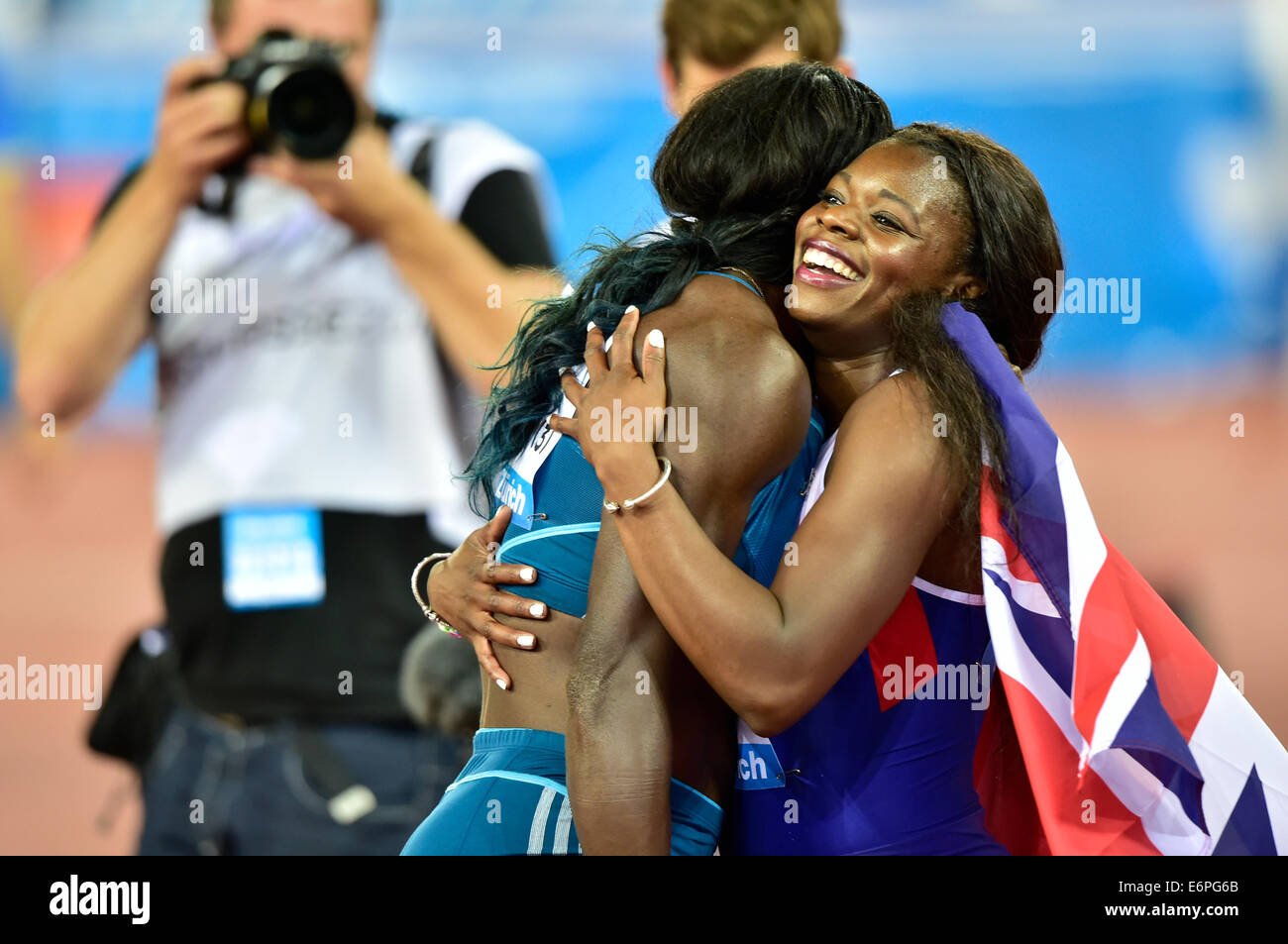 Zurich, Switzerland. 28th Aug, 2014. jubilance of the UK women's team after winning the IAAF Diamond League athletics meeting in Zurich: Jodie Williams (left) is hugging Asha Philip. Credit:  Erik Tham/Alamy Live News Stock Photo