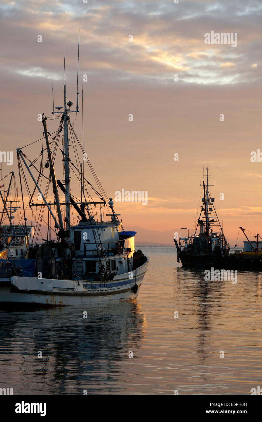 Fishing boats sunset hi-res stock photography and images - Alamy