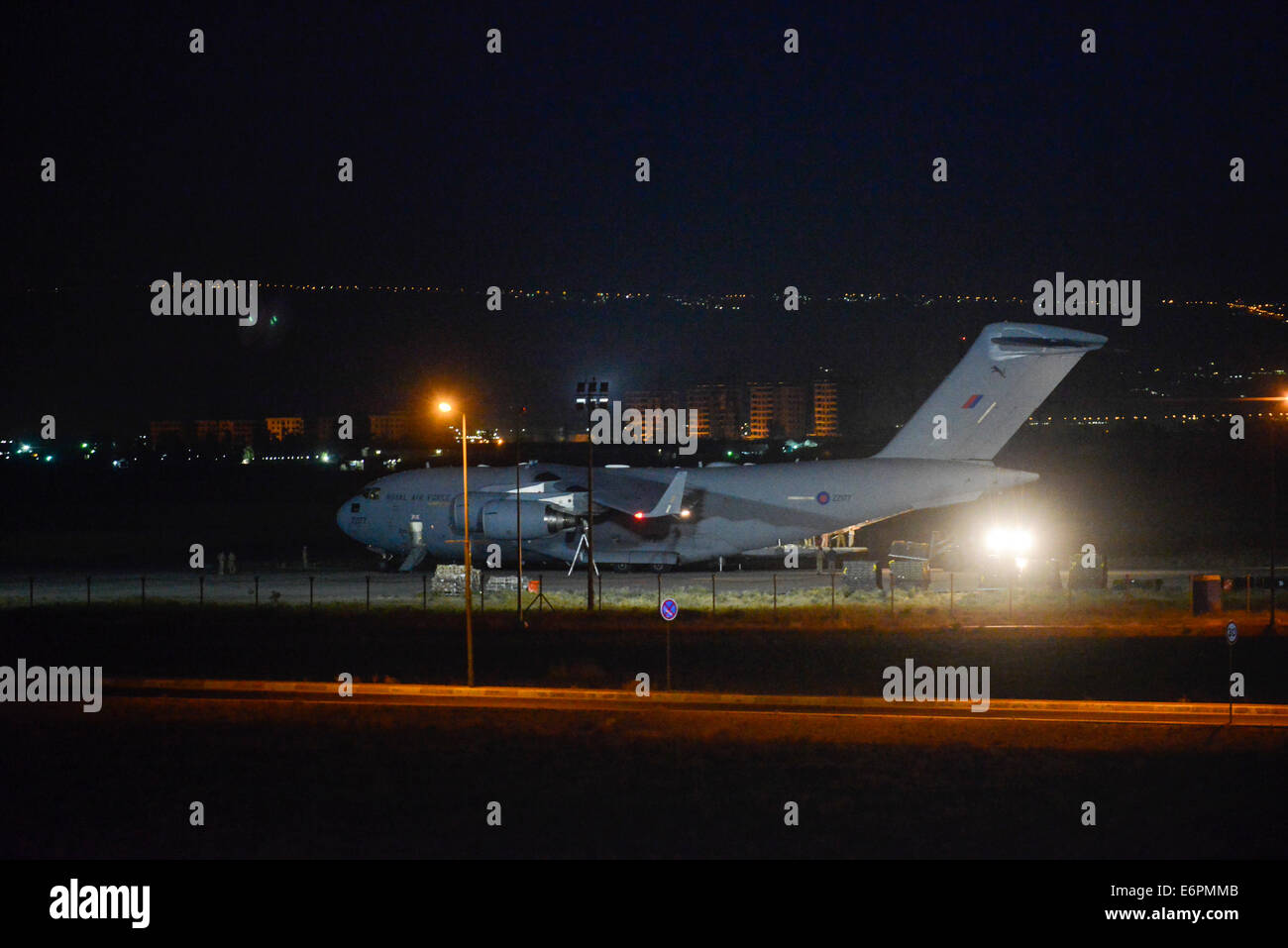 An RAF military airplane unloads equipment at 11pm local time on Thursday  28th August 2014 at Erbil International Airport, Kurdistan, Iraq. The cargo  is presumably aid. © Martin Alan Smith/Pacific Press/Alamy Live