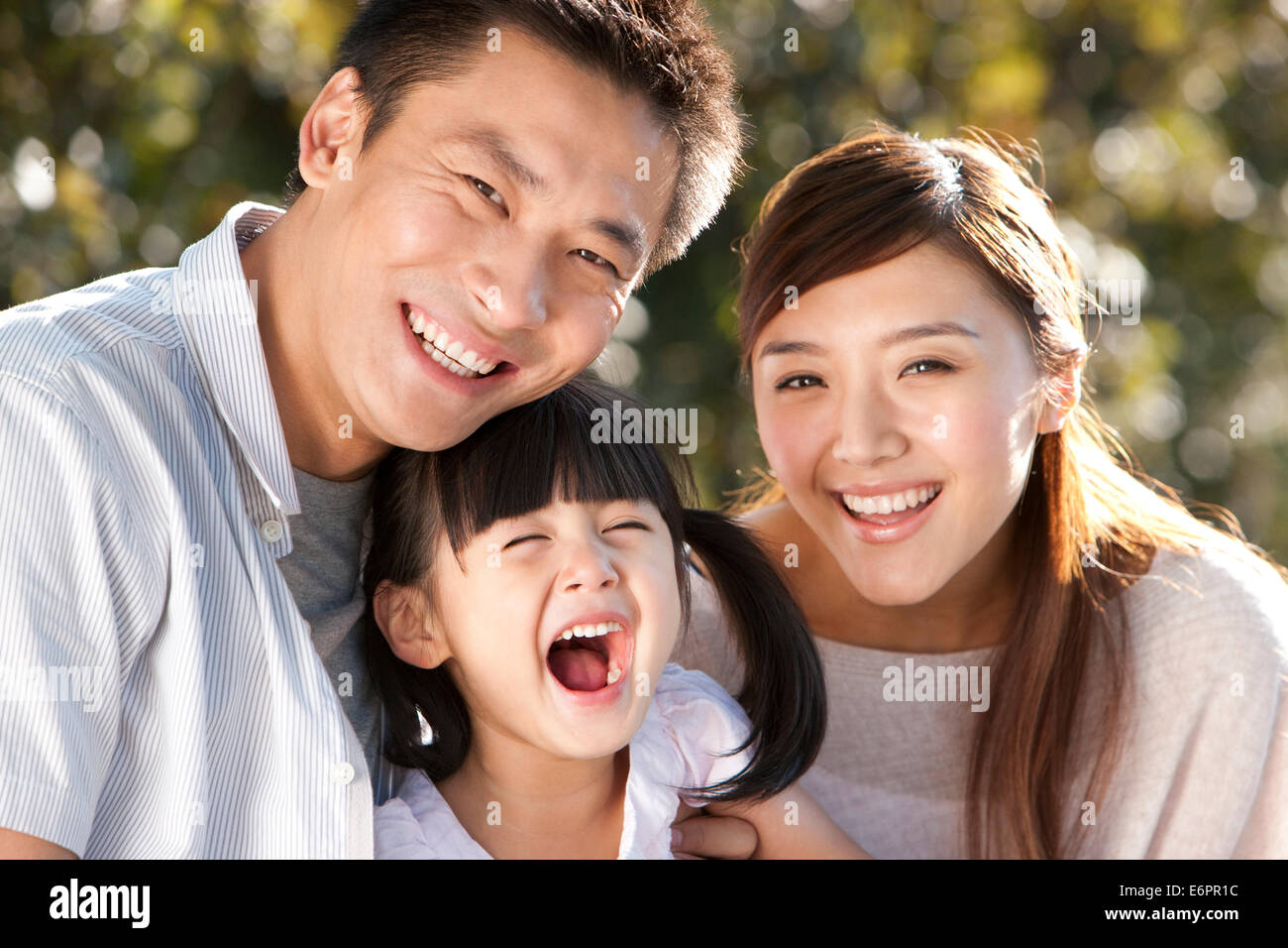 Отец на китайском. Отец и дочь за столом. Папа и дочки китайские. Chinese family with key. Традиционно китайская семья.