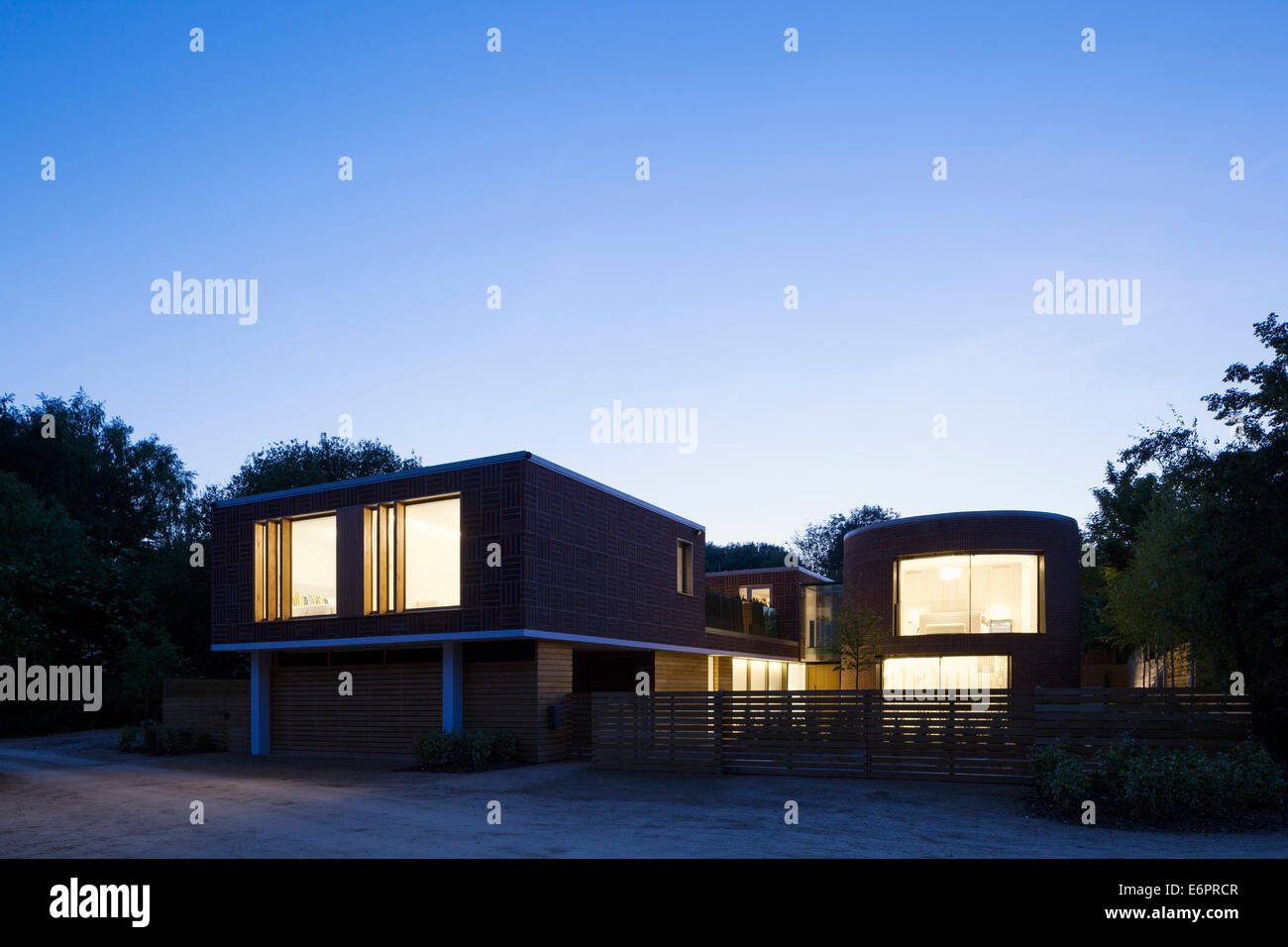 Brick Fields, Moses Dell, Radlett, United Kingdom. Architect: Metropolitan Workshop, 2014. Night shot of the exterior with light Stock Photo