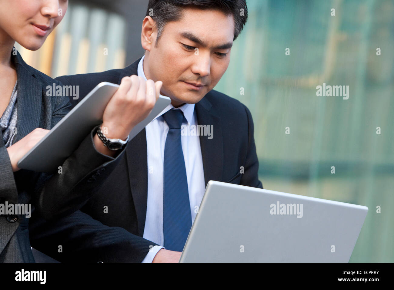 Two people wireless technology hi-res stock photography and images - Alamy