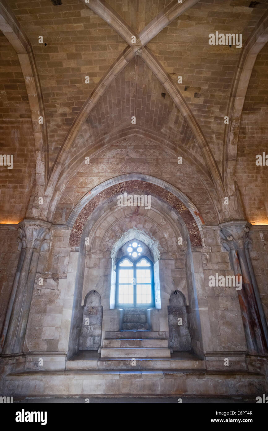 Throne room, window casing made from Breccia rossa, Castel del Monte,  castle, UNESCO World Heritage Site, built 1240-1250 Stock Photo - Alamy, image size:866x1390