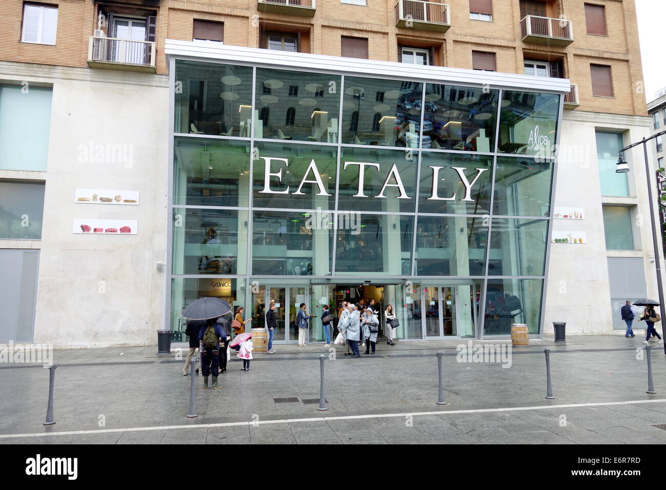 Loja de ferragens em Milan, Italia — Fotografia de Stock Editorial ©  Madrabothair #54746601