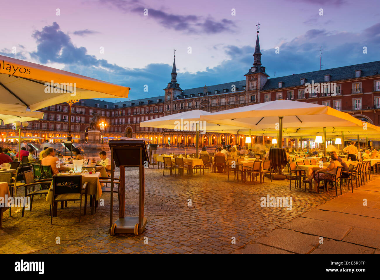 Outdoor bar restaurant at dusk, Plaza Mayor, Madrid, Comunidad de Madrid, Spain Stock Photo Alamy