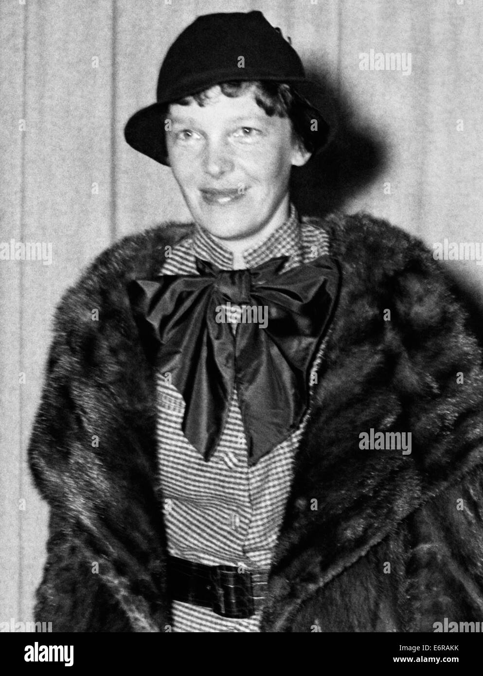 Vintage photo of American aviation pioneer and author Amelia Earhart (1897 – declared dead 1939) – Earhart and her navigator Fred Noonan famously vanished in 1937 while she was trying to become the first female to complete a circumnavigational flight of the globe. Photo taken in 1935. Stock Photo