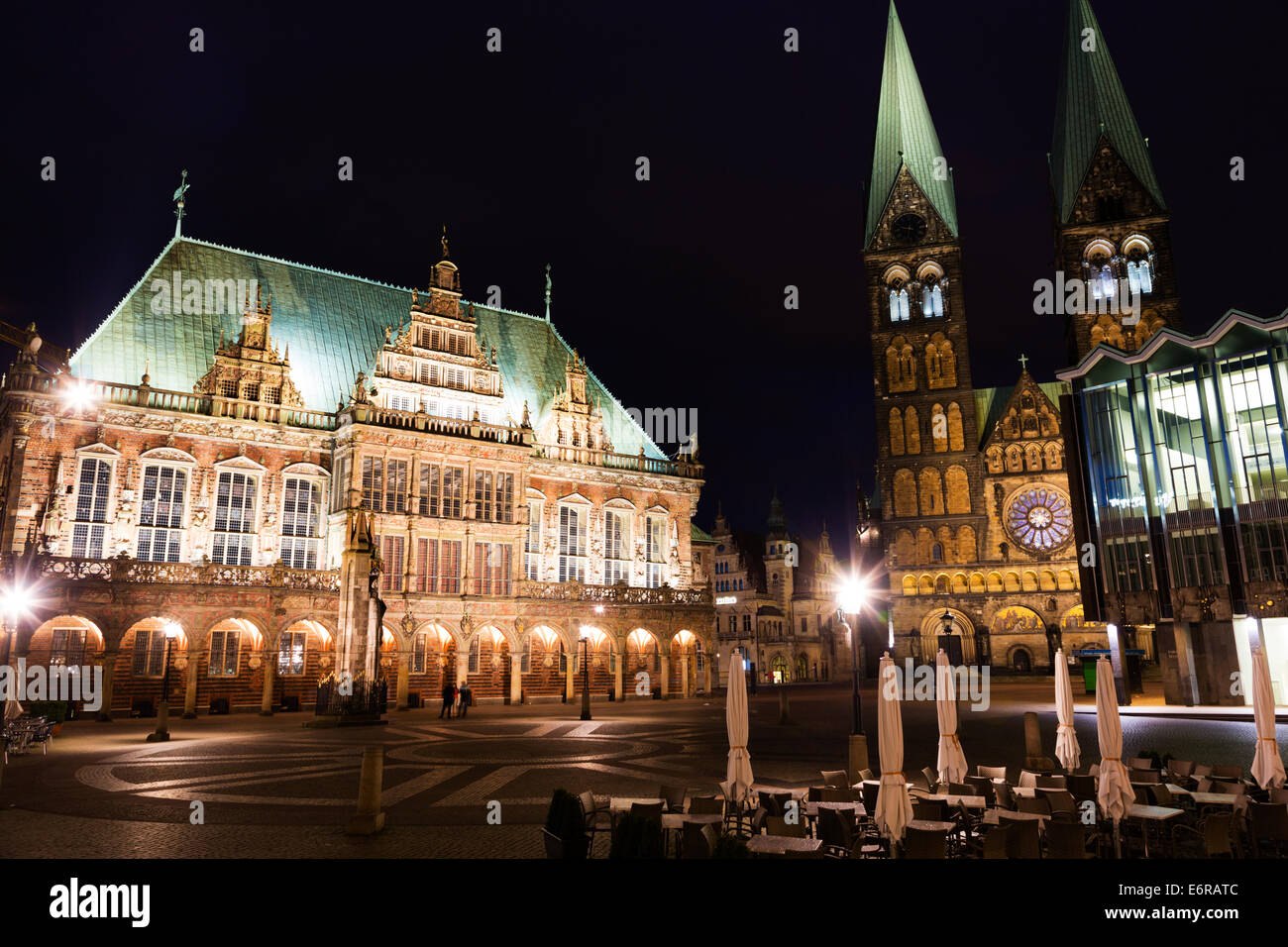 Night view of the Marktplatz Bremen showing the Rathaus and the Dom of St Petri. Stock Photo