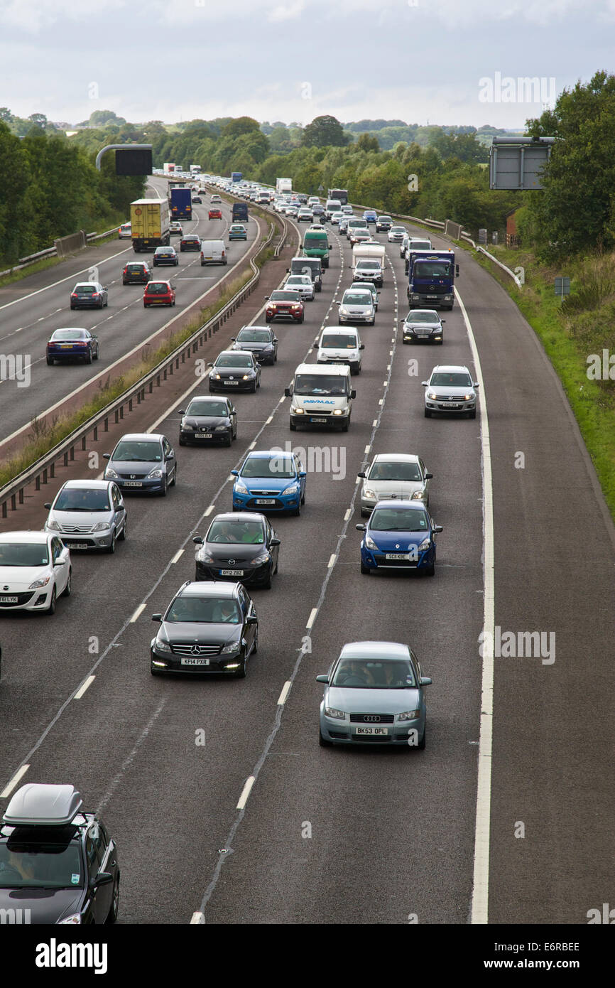 Banbury, Oxfordshire, UK. 29th Aug, 2014. Traffic delays on M40