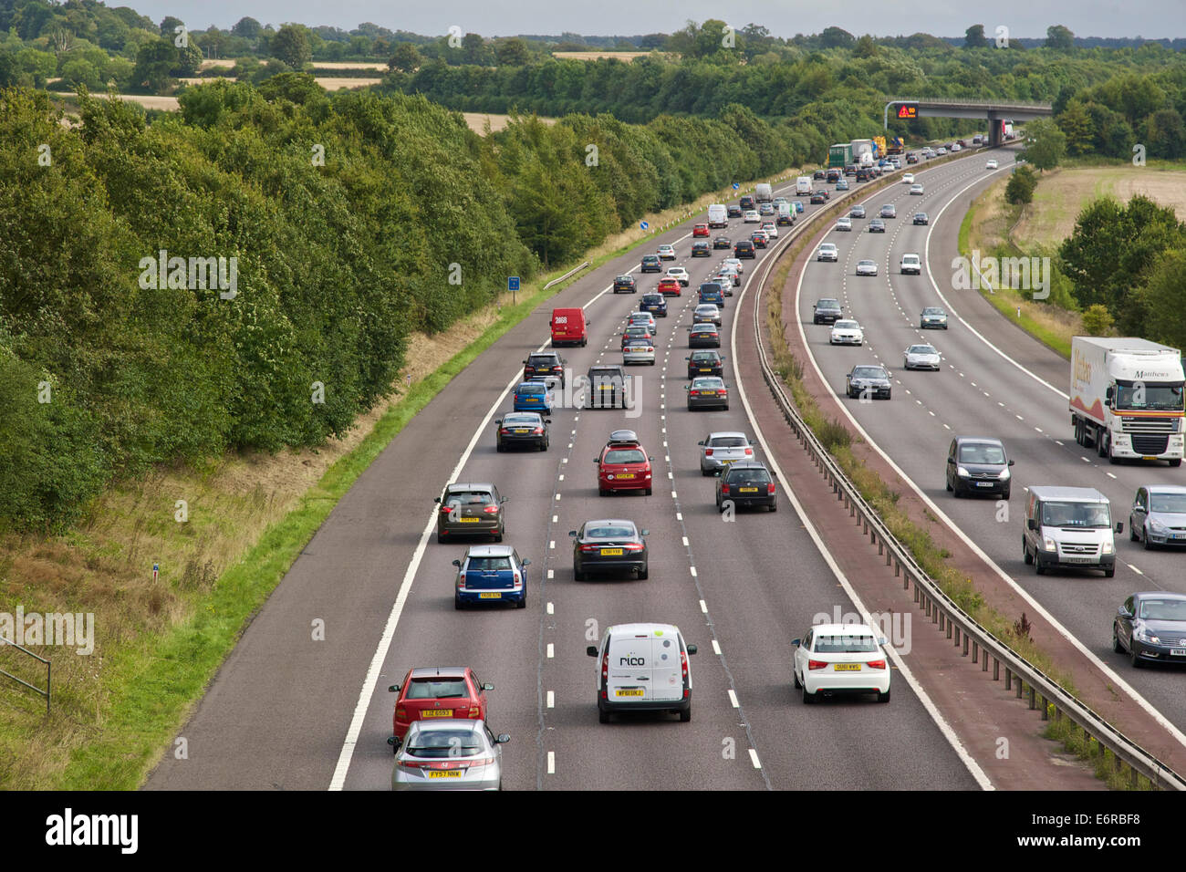 banbury-oxfordshire-uk-29th-aug-2014-traffic-delays-on-m40
