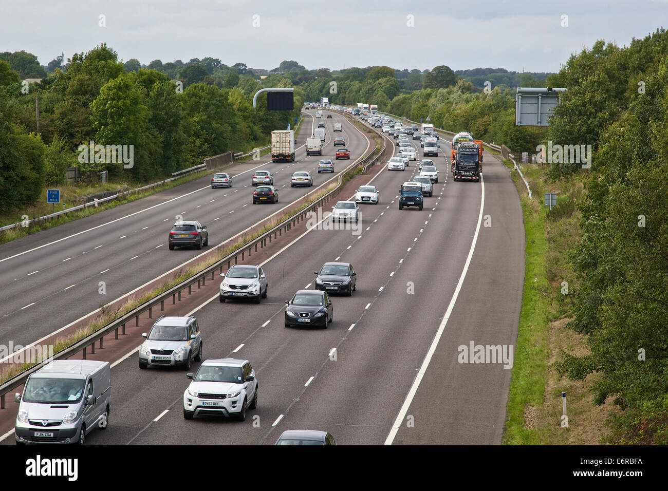 Banbury, Oxfordshire, UK. 29th Aug, 2014. Traffic delays on M40 Motorway after accident between Junctions 11 Banbury & 10 Brackley. Credit:  David Hawtin/Alamy Live News Stock Photo