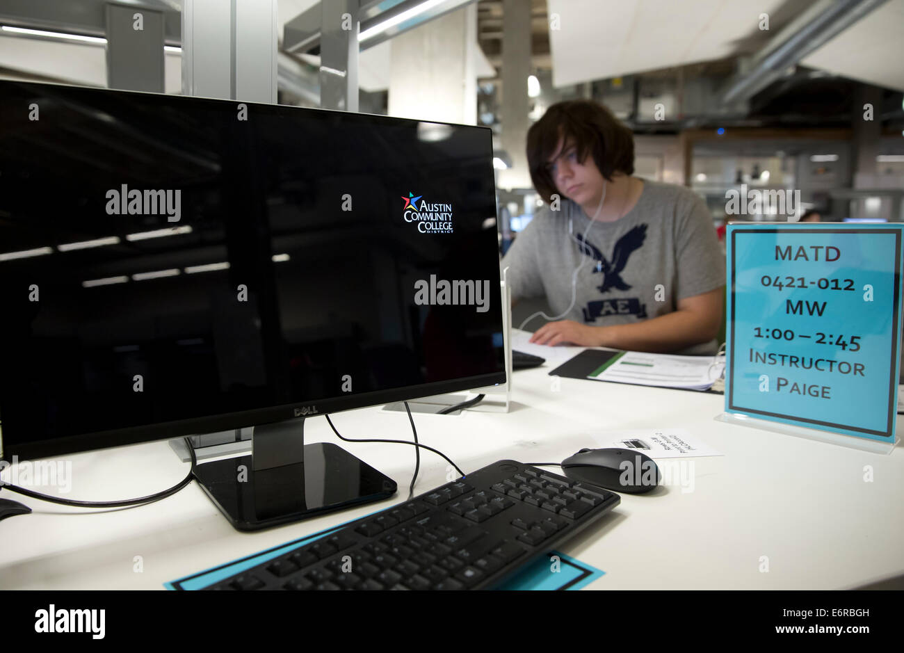 Community college students use computer and tutoring lab at new campus ...