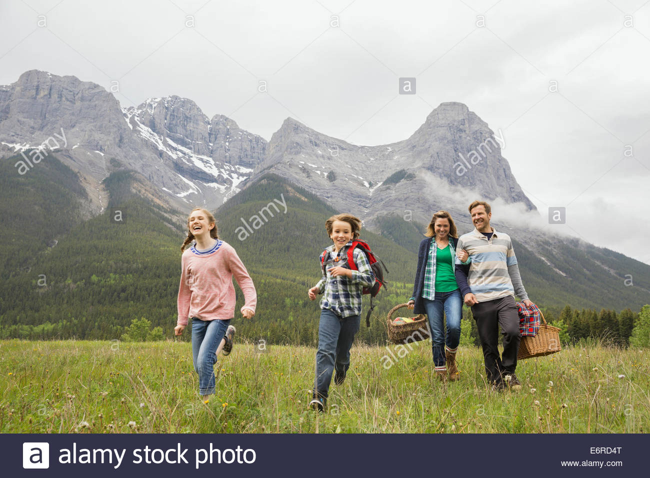 Family having picnic hi-res stock photography and images - Alamy
