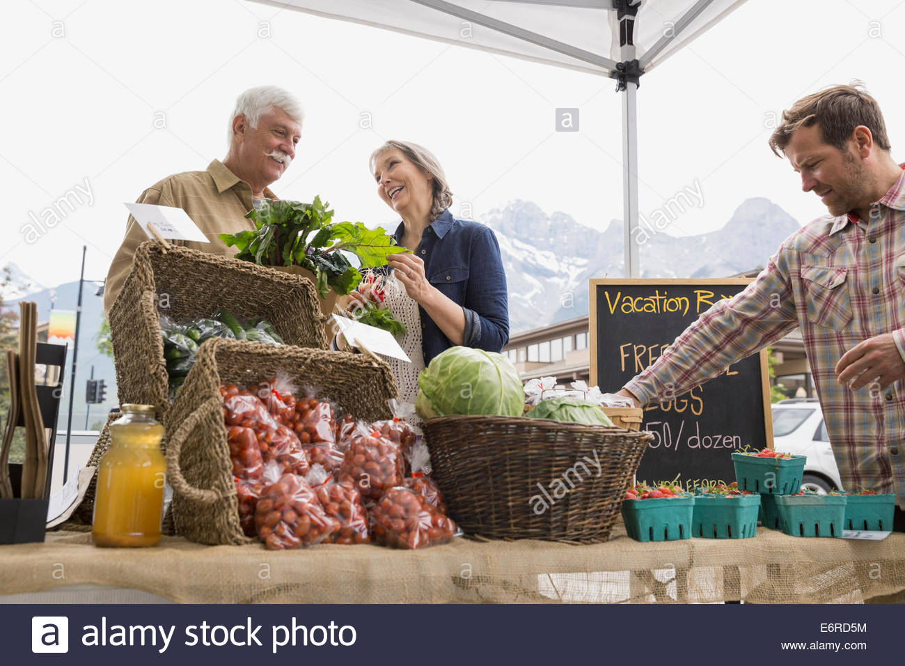 Farmers market tent hi-res stock photography and images - Alamy