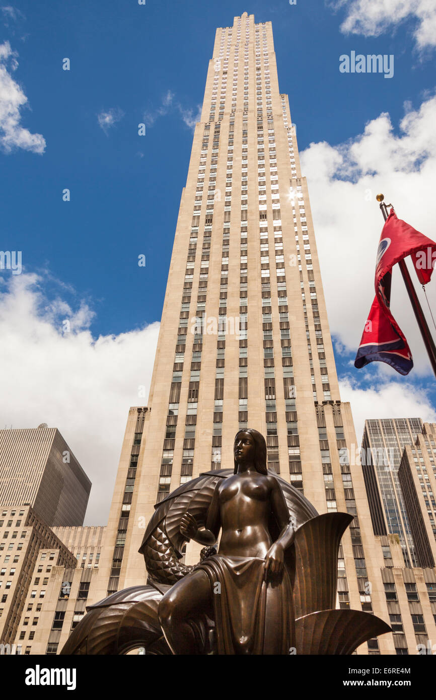 GE Building and The Maiden, one of the Mankind Figures, Rockefeller Center, Manhattan, New York City, New York, USA Stock Photo