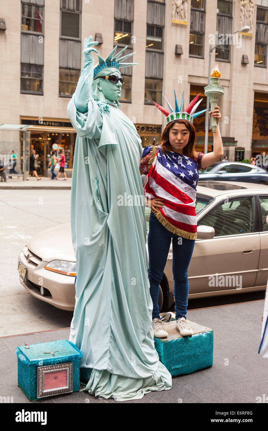Mime artist and tourist dressed as Statue of Liberty, Manhattan, New York City, New York, USA Stock Photo