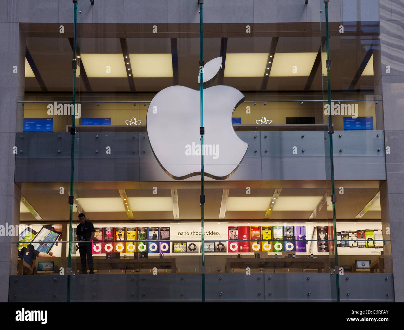 Apple Store people shopping for computers Stock Photo Alamy