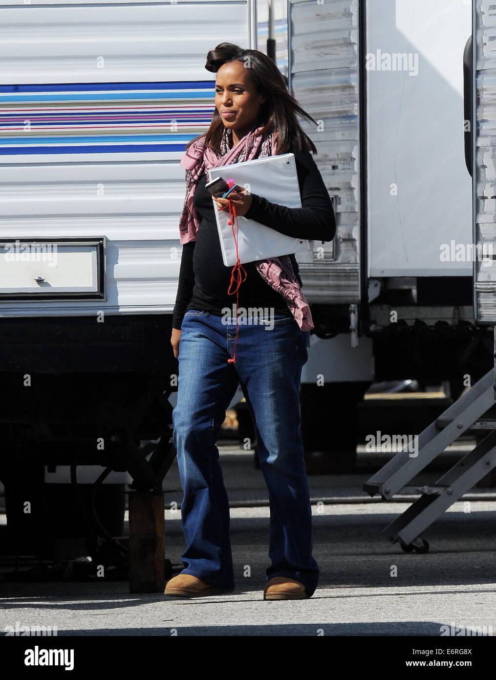 Pregnant Kerry Washington shows off her baby bump as she arrives on the