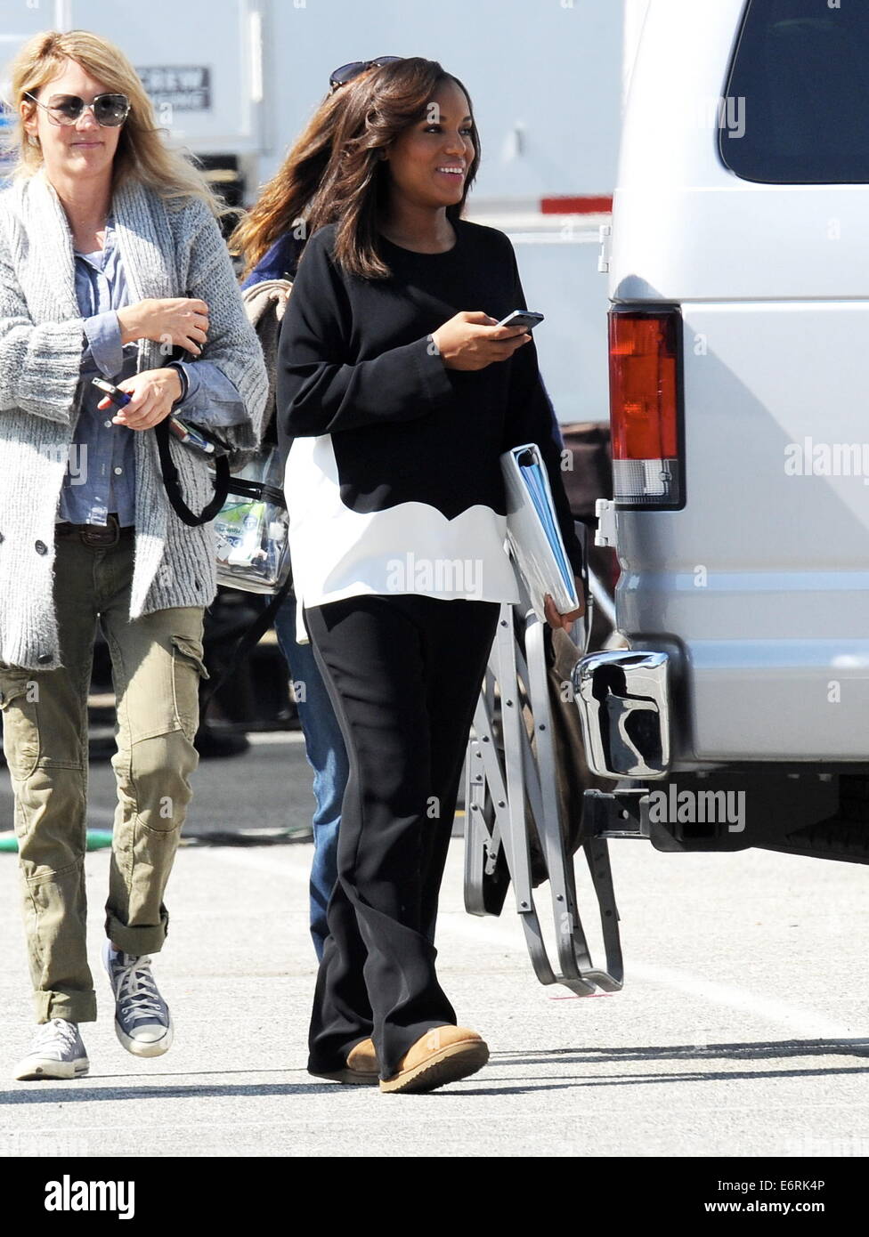 Pregnant Kerry Washington shows off her baby bump during a lunch break