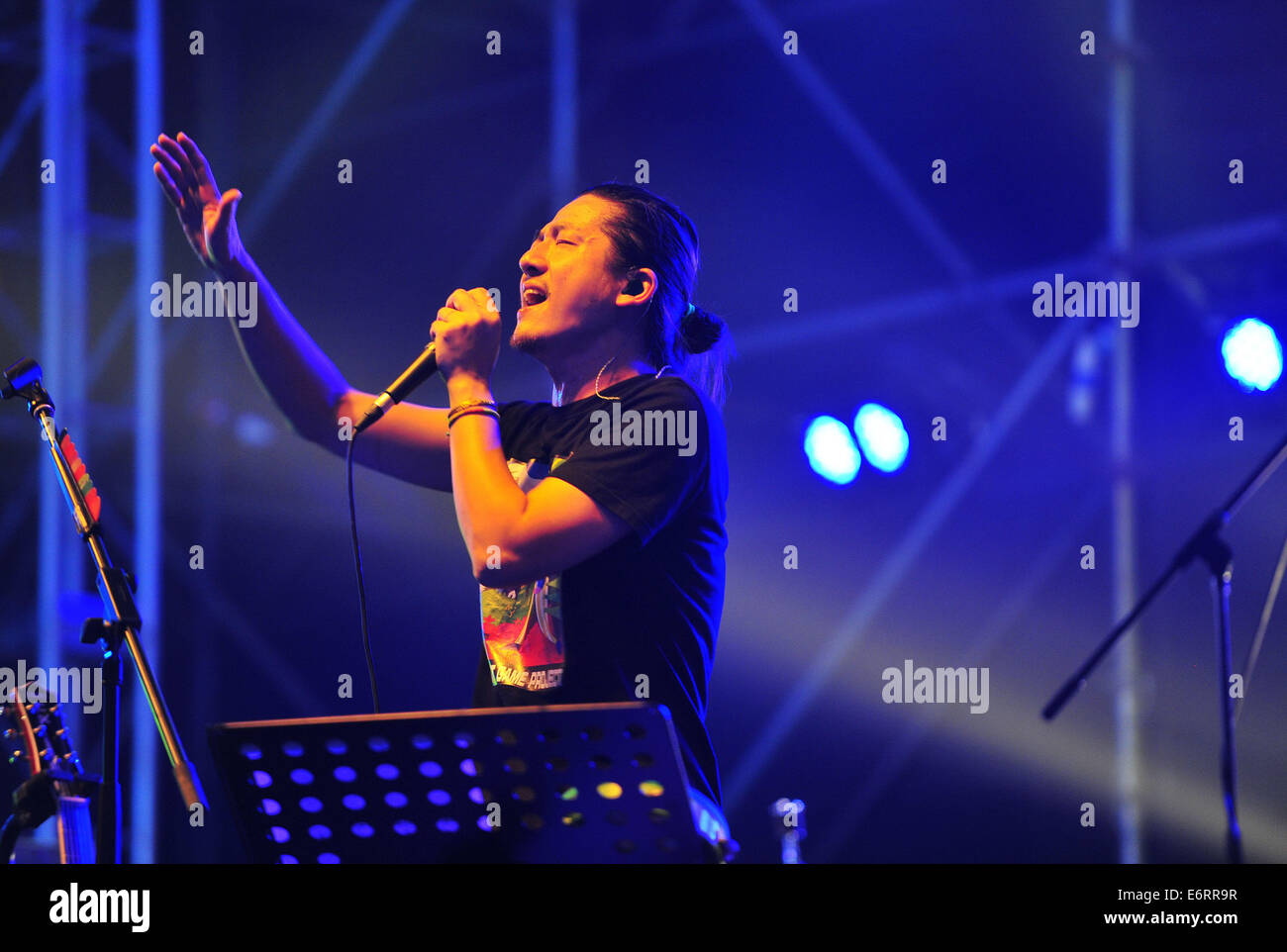 Beijing, China. 29th Aug, 2014. Singer Peng Tan performs at the Modern ...