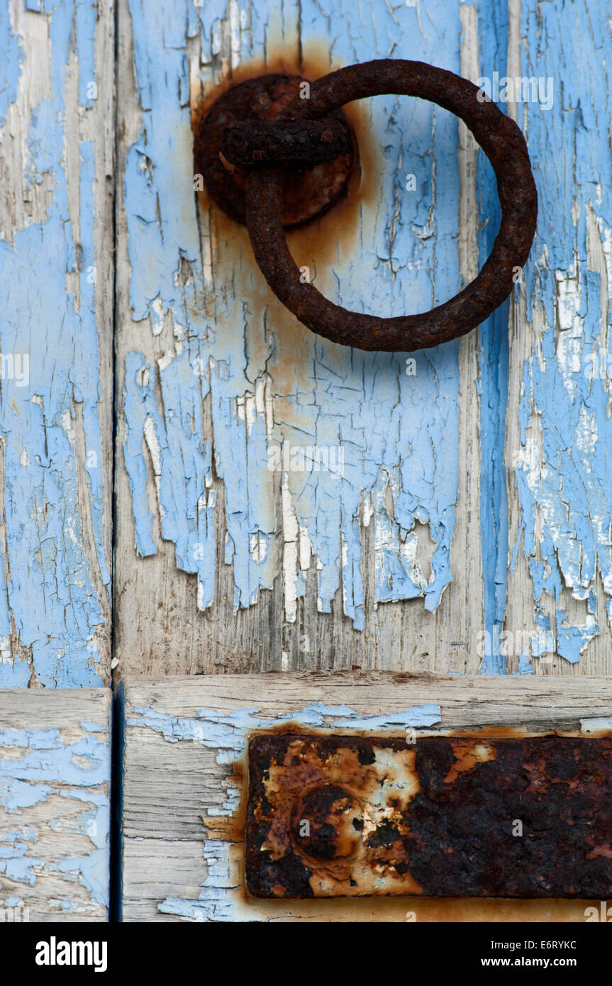 TŸrklopfer an einer verwitterten blauen HolztŸr (Detail) Stock Photo