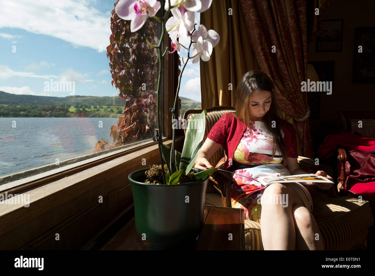 Sharrow bay, Cumbria, guest relaxing, reading in the summers sun. credit: LEE RAMSDEN / ALAMY Stock Photo