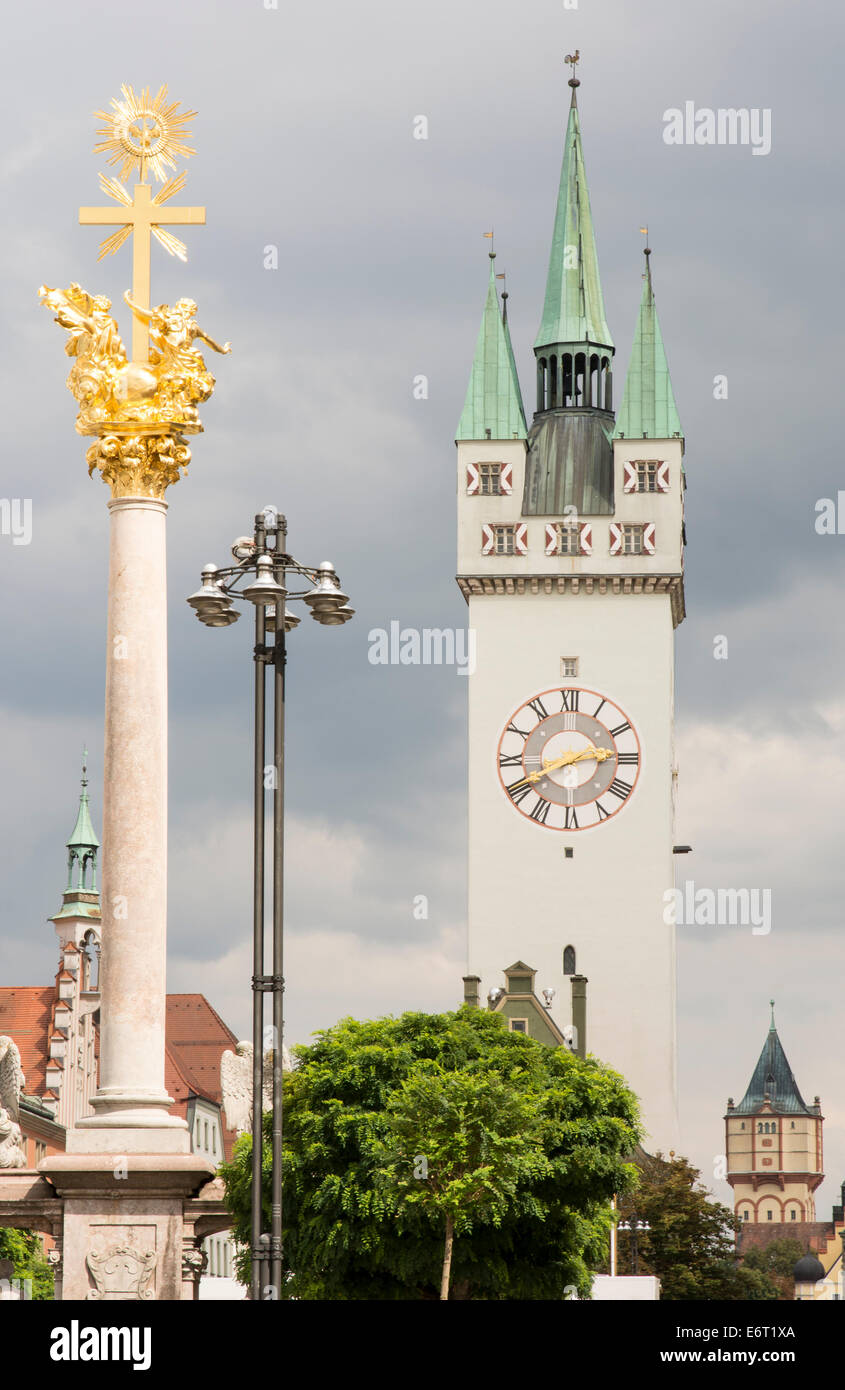 The Dreifaltigkeitssaule (a column from 1709) and the historic tower (Stadtturm) of Straubing (Bavaria, Germany) Stock Photo