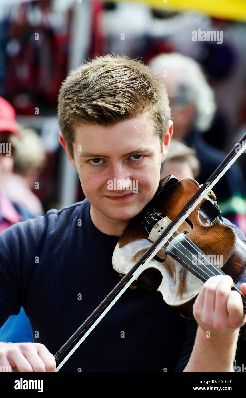 Male fiddle player busking at the annual Festival Fringe in Edinburgh, Scotland. Stock Photo
