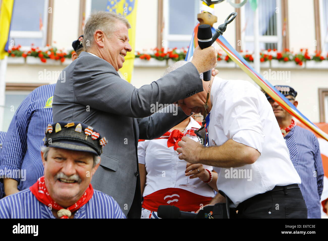 Worms, Germany. 30th August 2014. The Lord Mayor of Worms, Michael Kissel (SPD), hands over the chain of his office to the BojemŠŠschter vun de FischerwŠŠd (mayor of the fishermenŠs lea), Markus Trapp, who keeps it until the end of the festival. The largest wine fair along the Rhine, the Backfischfest, started in Worms with the traditional handing over of power from the Lord Mayor to the mayor of the fishermenÕs lea. The ceremony included dances and music. Stock Photo